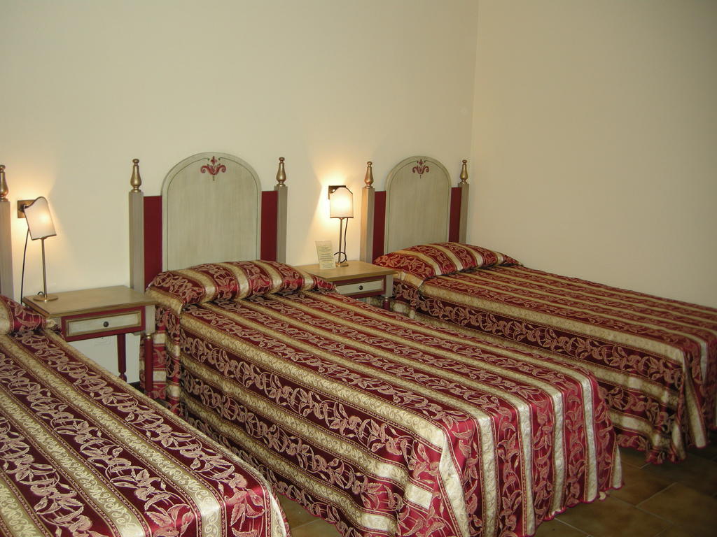 Hotel Fiordigigli LʼAquila Camera foto