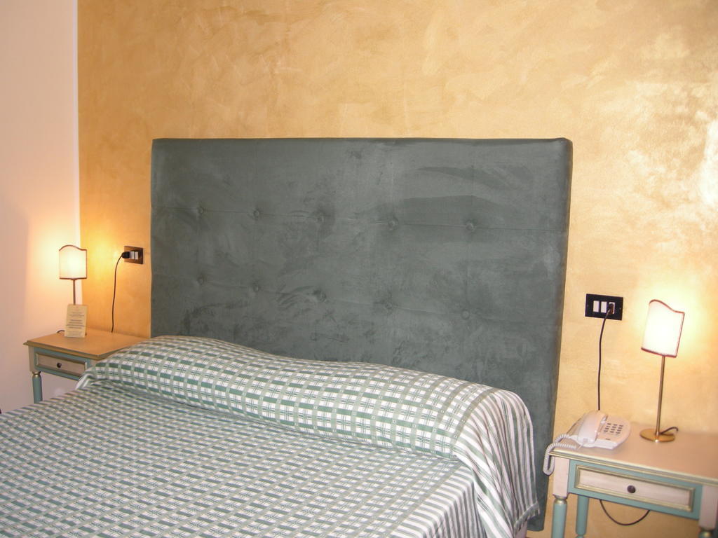 Hotel Fiordigigli LʼAquila Camera foto
